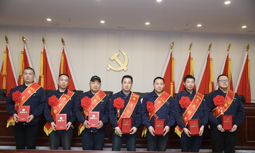 0202  標(biāo)兵從左至右依次為 苗田、尤建鵬、劉德斌、褚聰偉、王占峰、解偉強(qiáng)、馬群藝.jpg